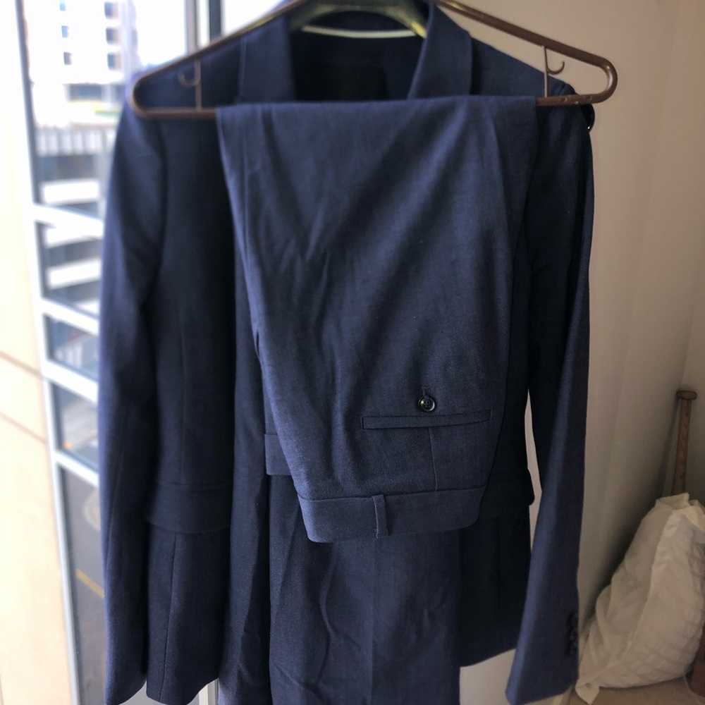 Navy blue banana republic women’s suit size 4 blazer, size 6 pants